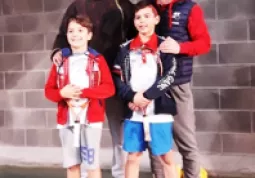 Tommaso Moi e Matteo Bernardi con i loro maestri di tennis Stefano Durando e Davide Lingua 